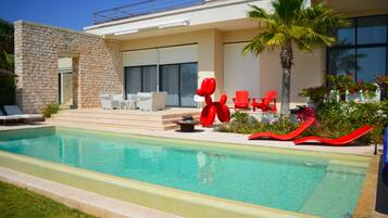 Kolam renang outdoor