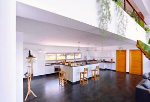 Bếp nấu, dụng cụ pha cà phê/trà, ấm điện, ghế cao cho trẻ em 