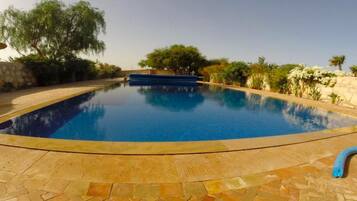 Hồ bơi ngoài trời