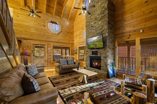 NEWLY FURNISHED & UPDATED / HOTTUB/GAMEROOM/2 POOLS