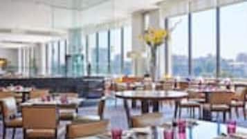 Room, 1 Bedroom, Accessible, Smoking | Dining