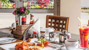 Room, 1 Bedroom, Accessible, Smoking | Dining