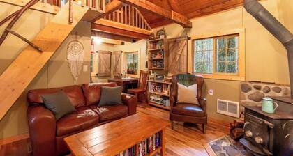 Nostalgic cozy cabin on Sahara Creek! ✨