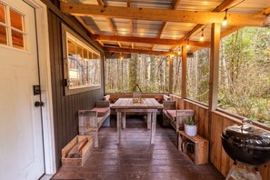 Outdoor dining - Nostalgic cozy cabin on Sahara Creek! ✨ (Ashford)