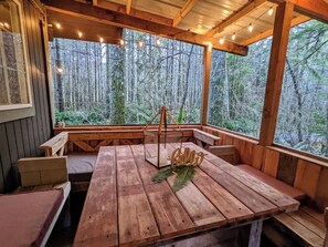 Outdoor dining - Nostalgic cozy cabin on Sahara Creek! ✨ (Ashford)