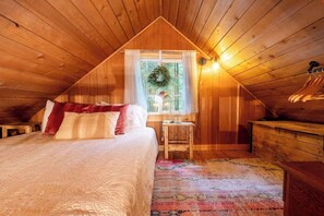 1 bedroom, iron/ironing board, travel cot, free WiFi - Nostalgic cozy cabin on Sahara Creek! ✨ (Ashford)