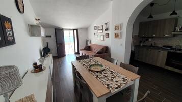 Apartment, 3 Bedrooms, Smoking, Patio | Living room