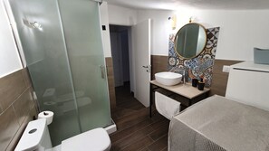 Apartamento, 3 habitaciones, fumadores, patio | Baño | Secador de pelo