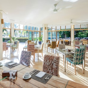 Room, 1 Bedroom, Accessible, Smoking | Dining