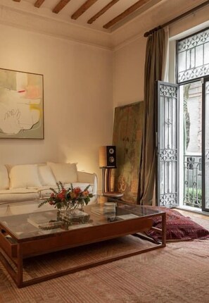 TV, offices - Trendy entire 1900s house exquisitely decorated. (Ciudad de México)