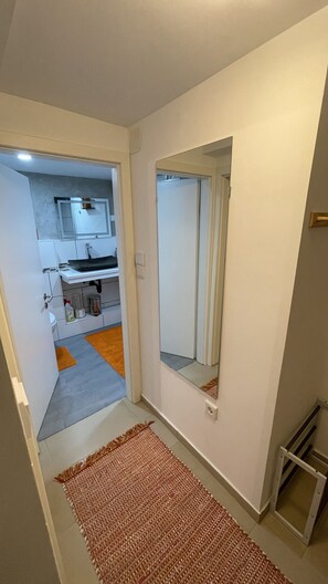 Apartment, 1 Bedroom, Patio, Garden View | Hallway