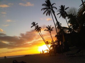 A beach scene with palm trees and a sunset. - Las Brisas, Juan Dolio, 3br, 3 Pools, Jacuzzi, Beach, Golf, Polo (Guayacanes)