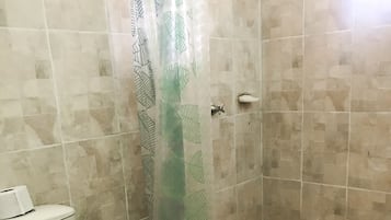 Habitación, 1 habitación, con acceso para personas discapacitadas, para fumadores | Regadera en el baño