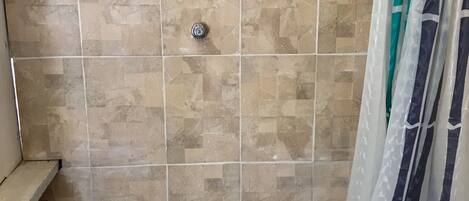 Chambre, 1 chambre, accessible aux personnes à mobilité réduite, fumeur | Salle de bain | Serviettes fournies