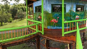 A colorful treehouse with a rope ladder, surrounded by lush greenery. - Room-tree House Finca La Floresta Verde (Pereira)