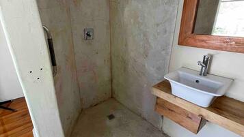 Room, 1 Bedroom, Balcony, Garden View | Bathroom