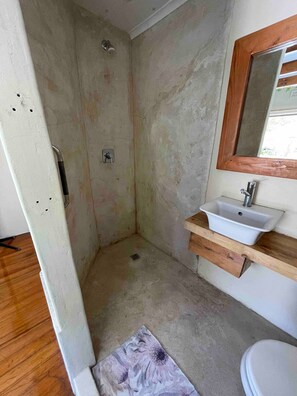 Kamer, 1 slaapkamer, balkon, uitzicht op tuin | Badkamer