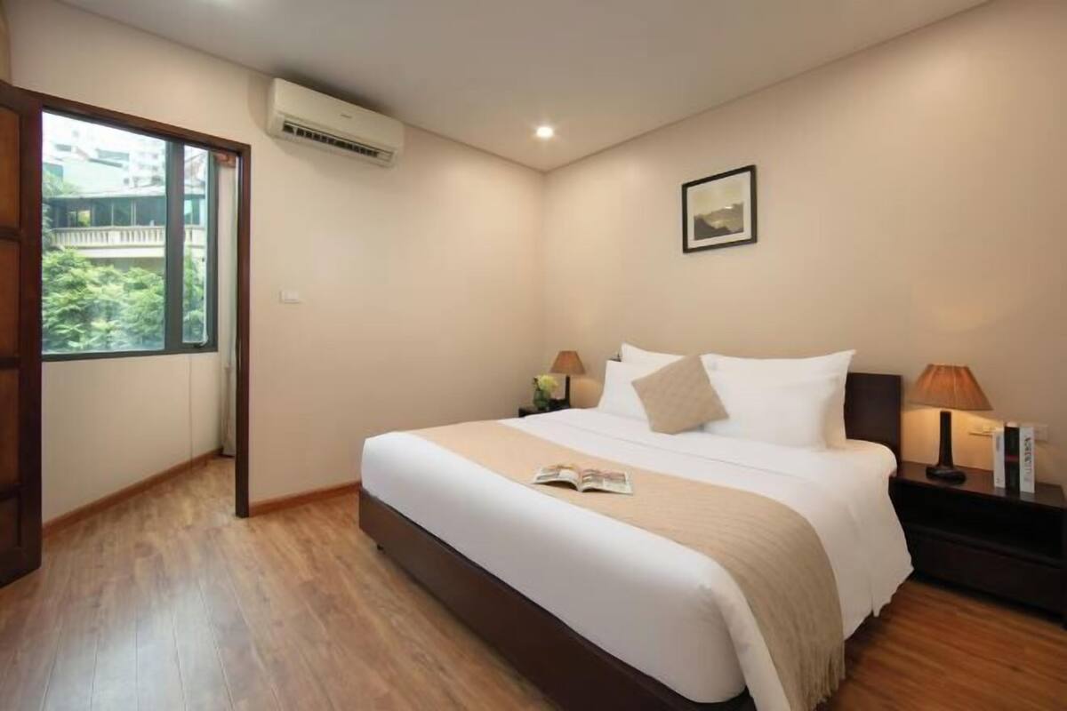 Meja kerja, tirai kedap cahaya, setrika/meja setrika, dan Wi-Fi gratis