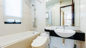 Apartamento Deluxe | Baño | Cabezal de ducha tipo lluvia, secador de pelo, albornoces y zapatillas