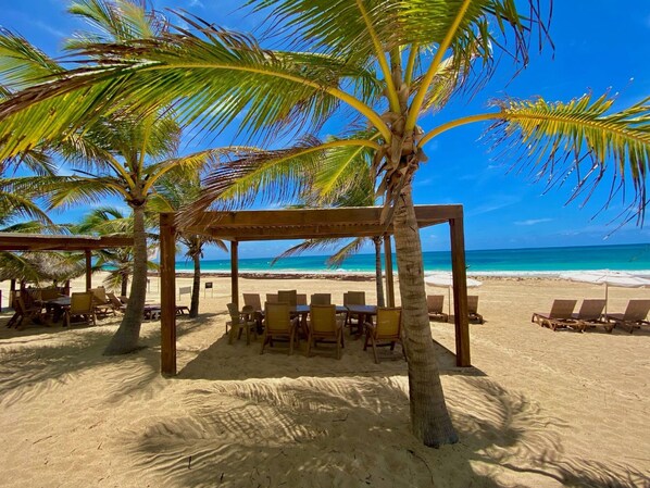 Beach nearby, sun loungers, beach towels