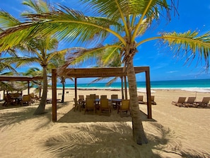 Playa en los alrededores, camastros y toallas de playa