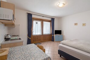 Free WiFi, bed sheets - Apartment "Bait del Pont 52A" with Mountain View, Wi-Fi & Garden (Trepalle)