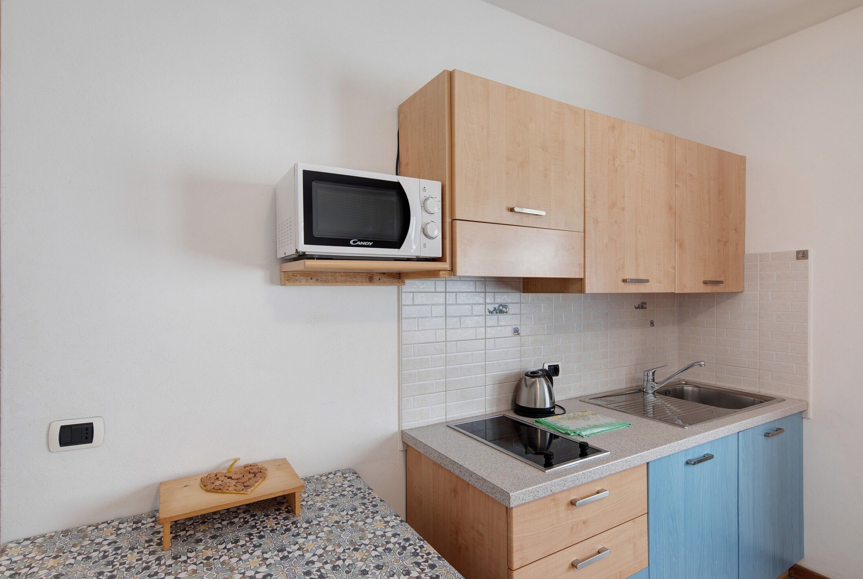Réfrigérateur, micro-ondes, plaque de cuisson, bouilloire électrique