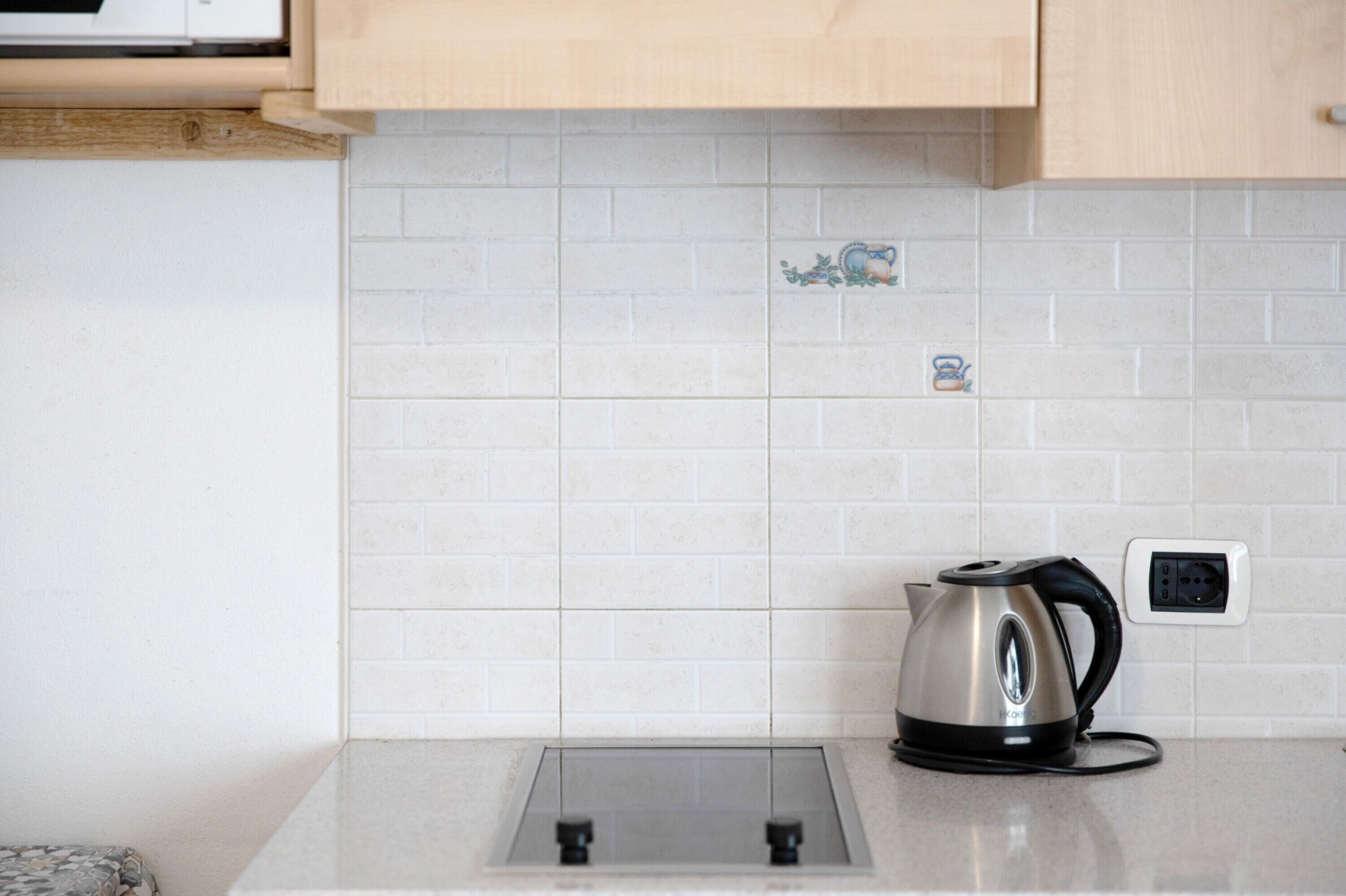 Geladeira, micro-ondas, cooktop, chaleira elétrica