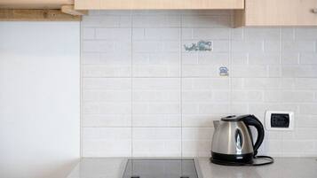 Frigorifero, microonde, piano cottura, bollitore elettrico