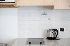 Frigorifero, microonde, piano cottura, bollitore elettrico