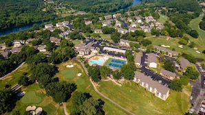 Vista aérea de una zona residencial con casas, un campo de golf y una gran masa de agua.