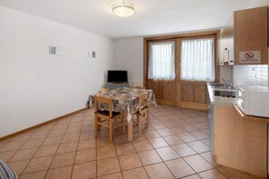 Frigorifero, microonde, piano cottura, bollitore elettrico