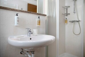 Shower, hair dryer, towels - Apartment "Bait Del Pont 54" with Mountain View, Wi-Fi, Balcony & Garden (Trepalle)