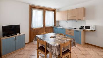 Kühlschrank, Mikrowelle, Herdplatte, Wasserkocher