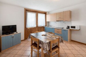 Geladeira, micro-ondas, cooktop, chaleira elétrica