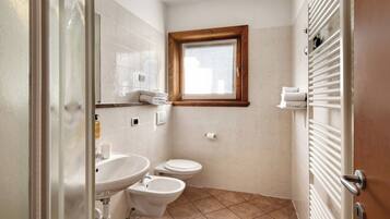 Dusche, Haartrockner, HandtĂŒcher