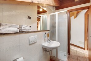 Doccia, asciugacapelli, asciugamani