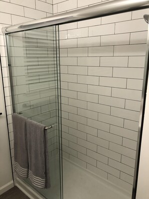 Dusche, Haartrockner, Handtücher, Seife