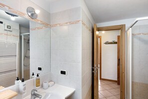 Douche, sèche-cheveux, serviettes fournies
