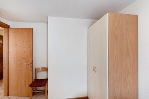 Interior - Apartment "Bait del Pont 50" with Mountain View, Wi-Fi & Garden (Trepalle)