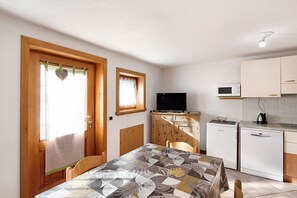Fridge, microwave, stovetop, electric kettle - Apartment "Bait del Pont 50" with Mountain View, Wi-Fi & Garden (Trepalle)