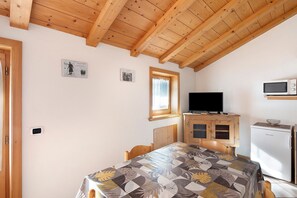 Dining - Apartment "Bait del Pont 50" with Mountain View, Wi-Fi & Garden (Trepalle)