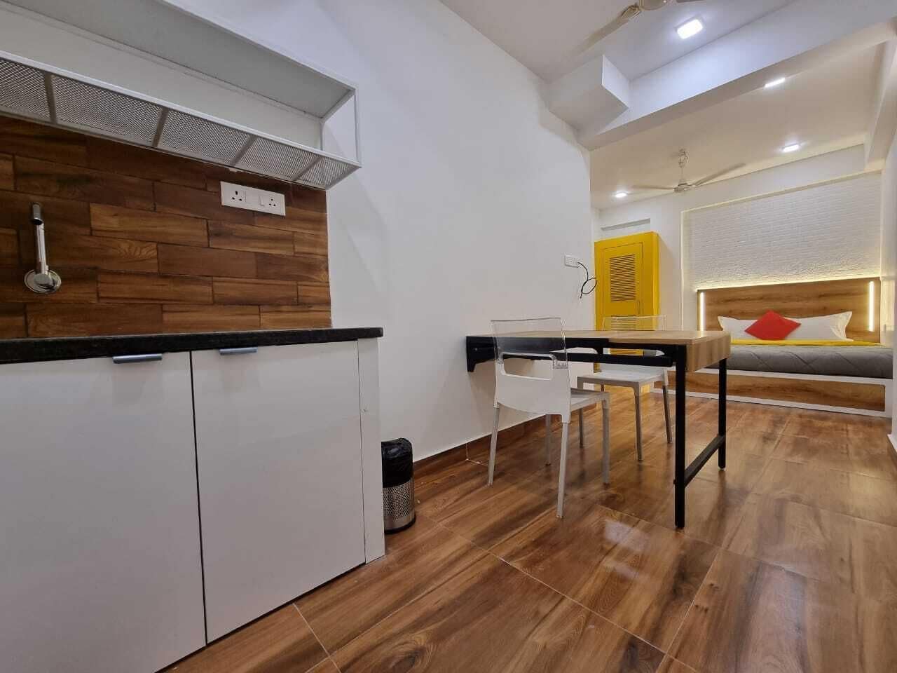 Studio Suite | Living area | 32-inch LED TV with cable channels, TV