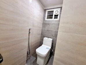 华丽双人房 | 浴室 | 淋浴设施、毛巾