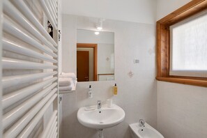 Douche, sèche-cheveux, serviettes fournies