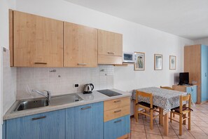 Refrigerador, microondas, placa de cocina, tetera/pava eléctrica