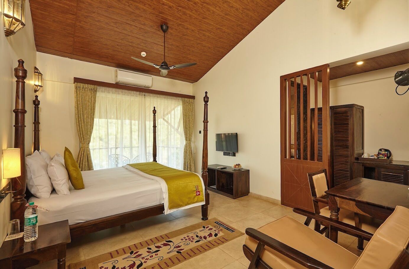 Desk, free WiFi, bed sheets