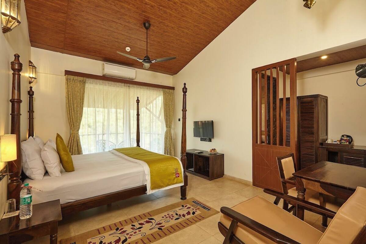 Desk, free WiFi, bed sheets