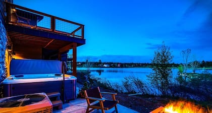 Mountain Lake Villa: Lakefront, Hot Tub, Fire Pit, 2 Master Suites, Mountain View, 5 Min to Downtown