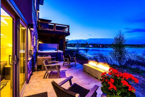 Mountain Lake Villa: Lakefront, Hot Tub, Fire Pit, 2 Master Suites, Mountain View, 5 Min to Downtown